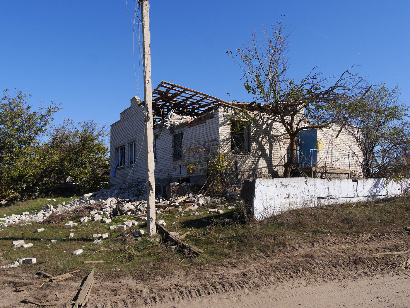 Zerstörte Häuser Frontgebiet Cherson