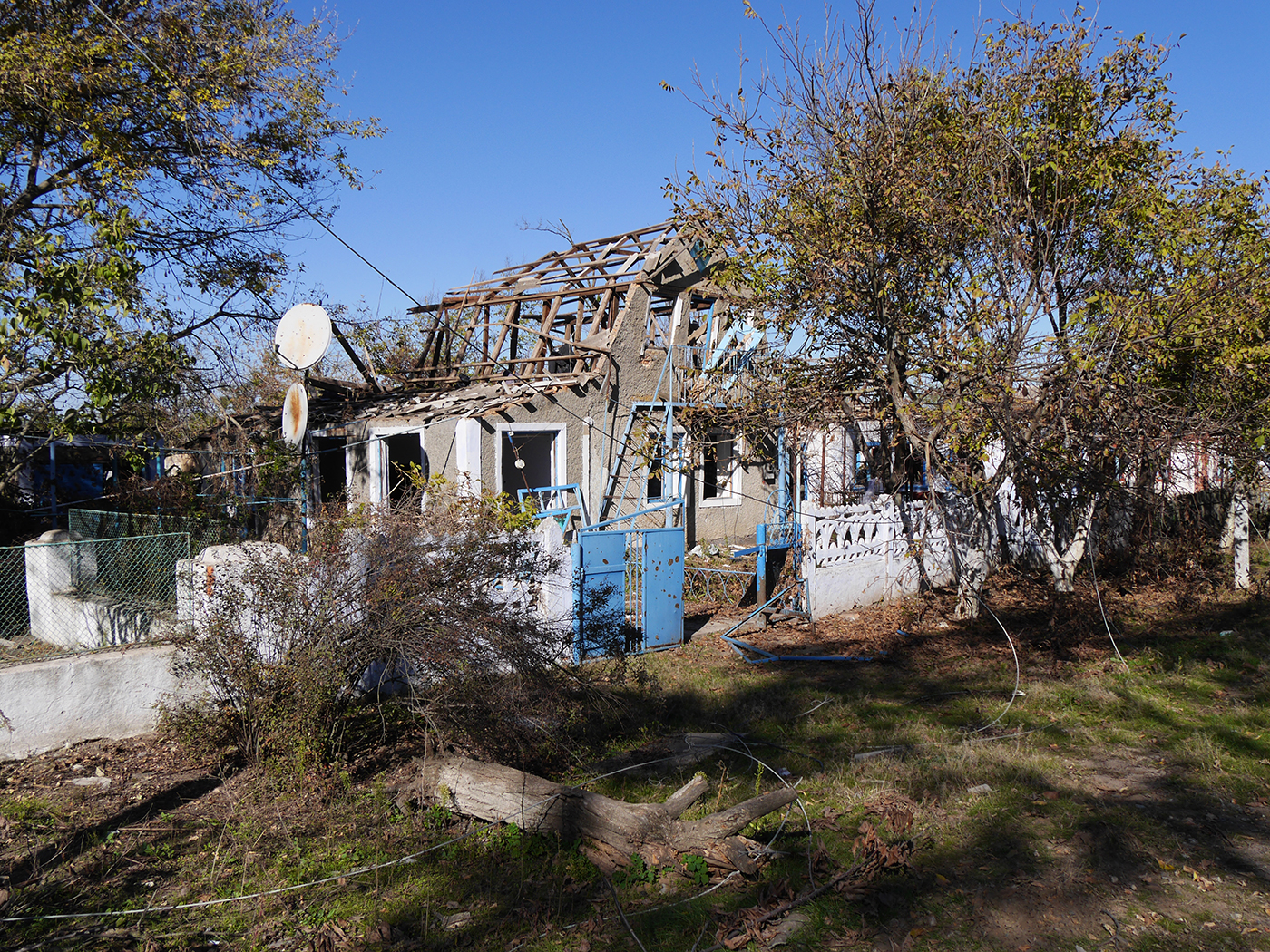 Zerstörtes Haus in Cherson